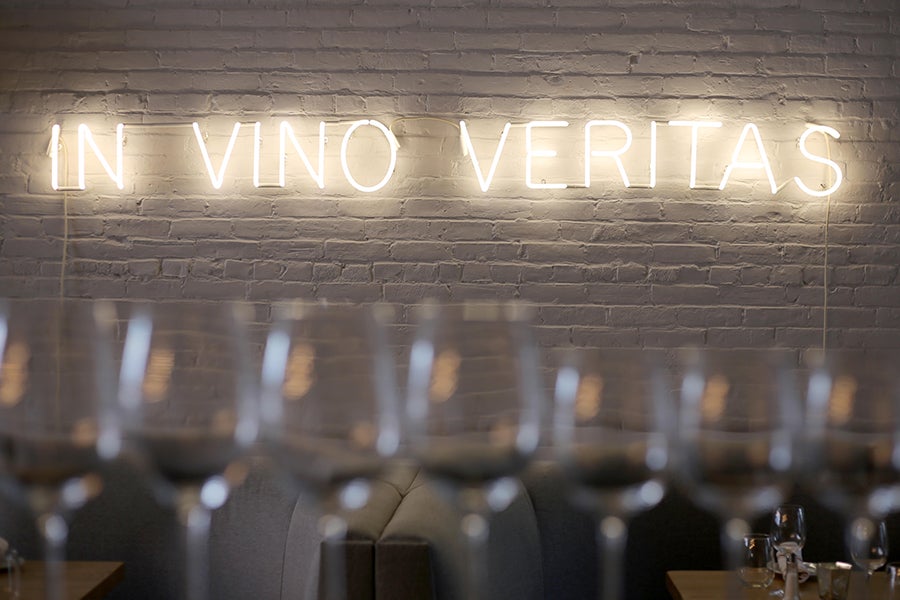 Frenchie neon "in vino veritas"