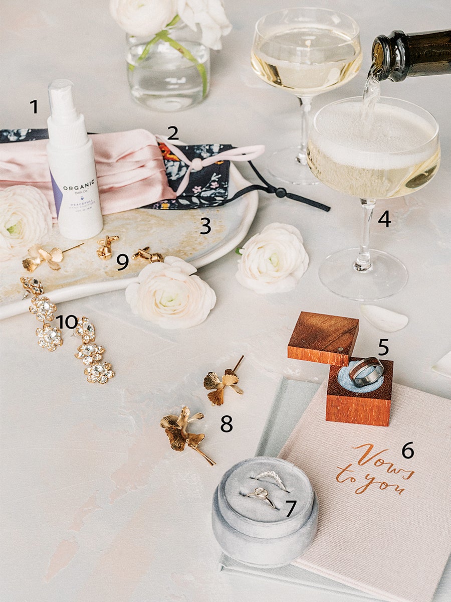 10 Accessories You Need for Your Wedding Day display picture 2