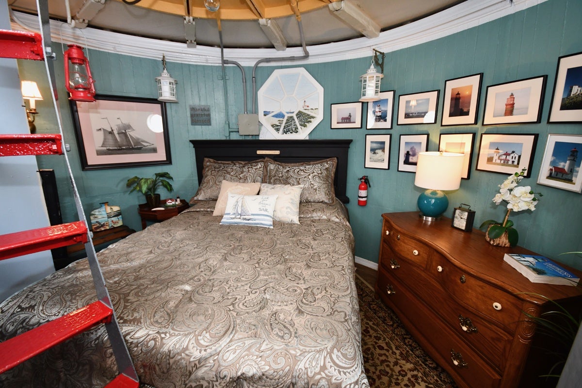 On the Market: A Lighthouse Bed \u0026 Breakfast in Somerset, Mass., image size:1200x800